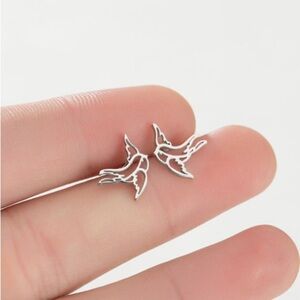 NEW Dainty Bird stud Earrings in Silver color - Boutique